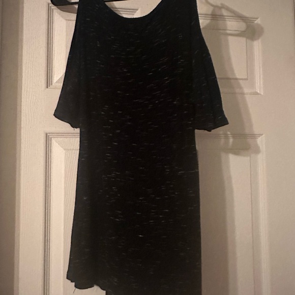 XXI Forever 21 Black And White Cold Shoulder Top Size Medium - Picture 5 of 6
